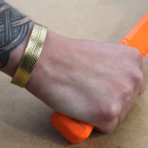 Tibetansk Armbånd I Messing - Slim Tribal Leaf