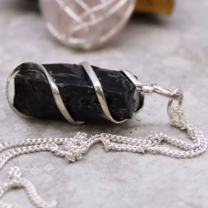 Kaskadenumwickelte Edelstein - Halskette - Rauer Schwarzer Onyx