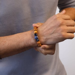 Bracelet Chakra de la Gorge en Bois de Cèdre avec Sodalite