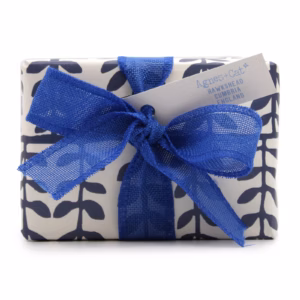 Cadeaubox - Parma Violet - Kaars + Zeezout en Mos & Dolly Blauw - Bruis