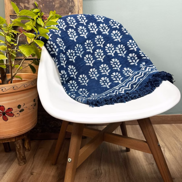 Håndlaget Indigo Pledd - 170x120cm - Chhota Flower