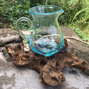 Geschmolzenes Glas auf Holz - Wasserkrug