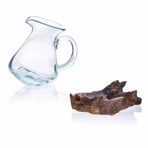 Geschmolzenes Glas auf Holz - Wasserkrug