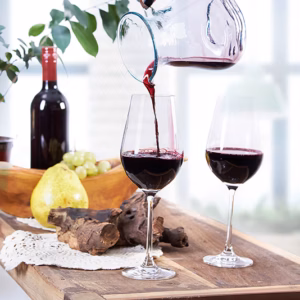Geschmolzenes Glas auf Holz - Wasserkrug