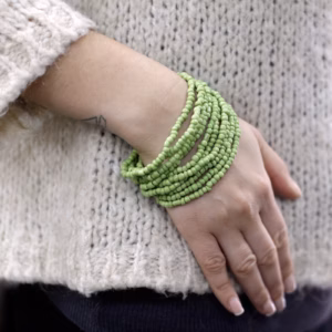 Brazalete de Cuentas Múltiples con Cierre de Madera - Surtido de Colores
