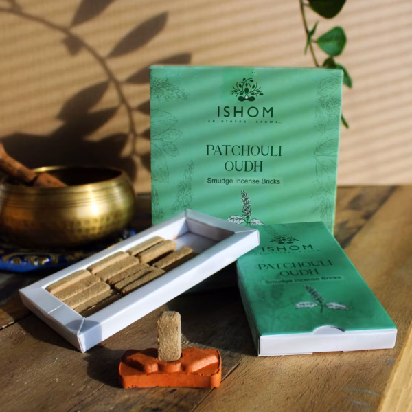Packung mit 15 Natürlichen Räucherstäbchen und Brenner - Patchouli - Holz