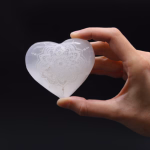 Selenitt Hjerte - 7 - 8cm - Mandala Gravert