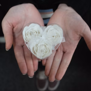 Set van 3 Zeep Rozen in Hartvormige Kado Verpakking - Witte Rozen