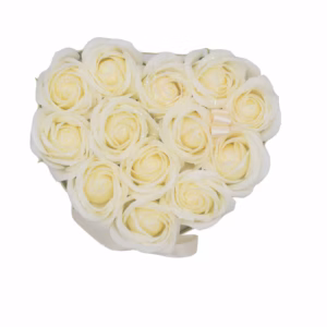Gåvoset med Tvålblommor - 13 Krämfärgade Rosor - Hjärta