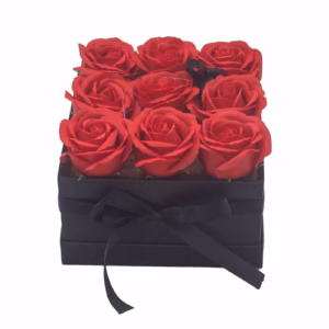 Sæbeblomst Gavebuket - 9 Røde Roser - Firkantet