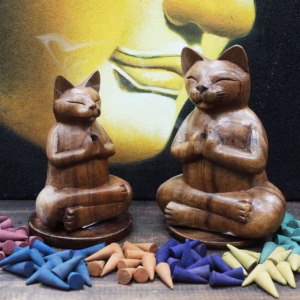 Geschnitzter Räucherbrenner aus Holz - Yoga - Katze - Mittel