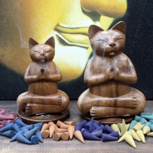 Geschnitzter Räucherbrenner aus Holz - Yoga - Katze - Mittel