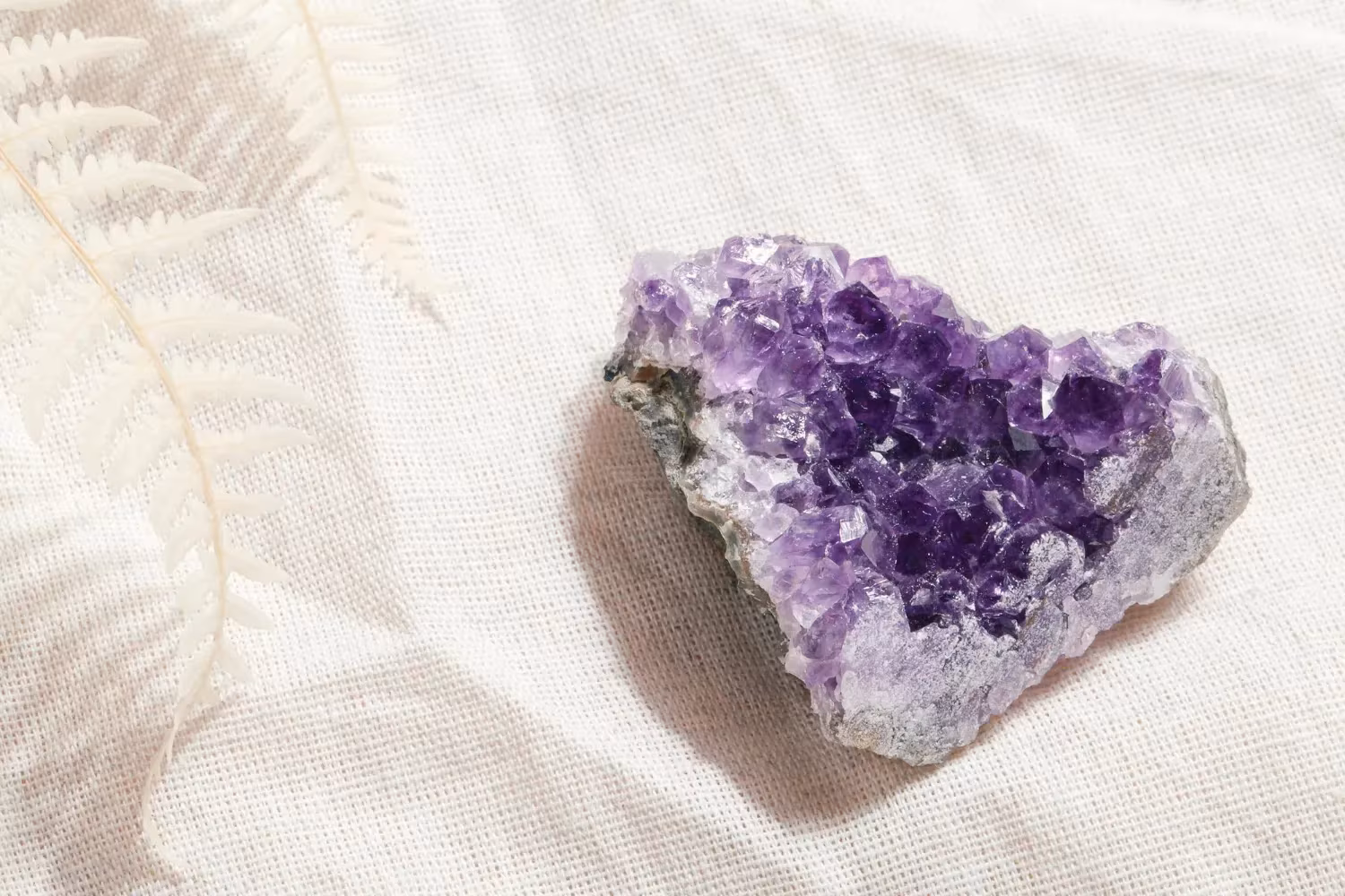 Amethyst-Kristall-Ratgeber: Farbe, Bedeutung, Verwendung und Auswahl 1 Amethyst-Kristall-Ratgeber: Farbe, Bedeutung, Verwendung Und Auswahl | Aroma Sentia