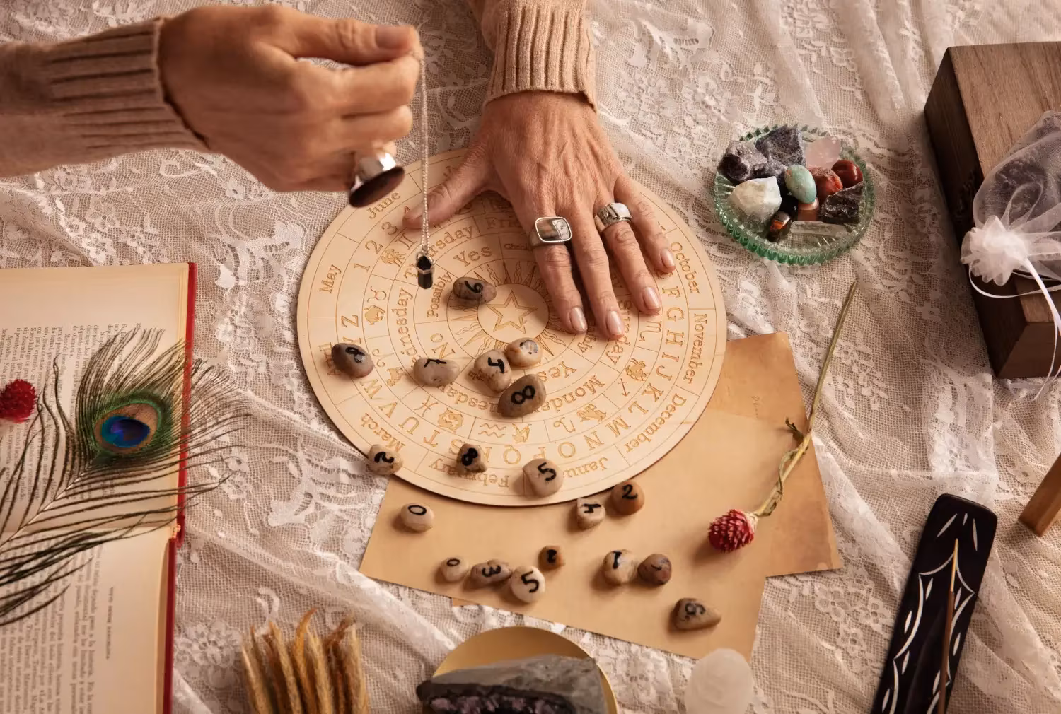 Pendels En Runensets Gids: Kristallen Tools Voor Symbolische Reflectie Kiezen | Aroma Sentia